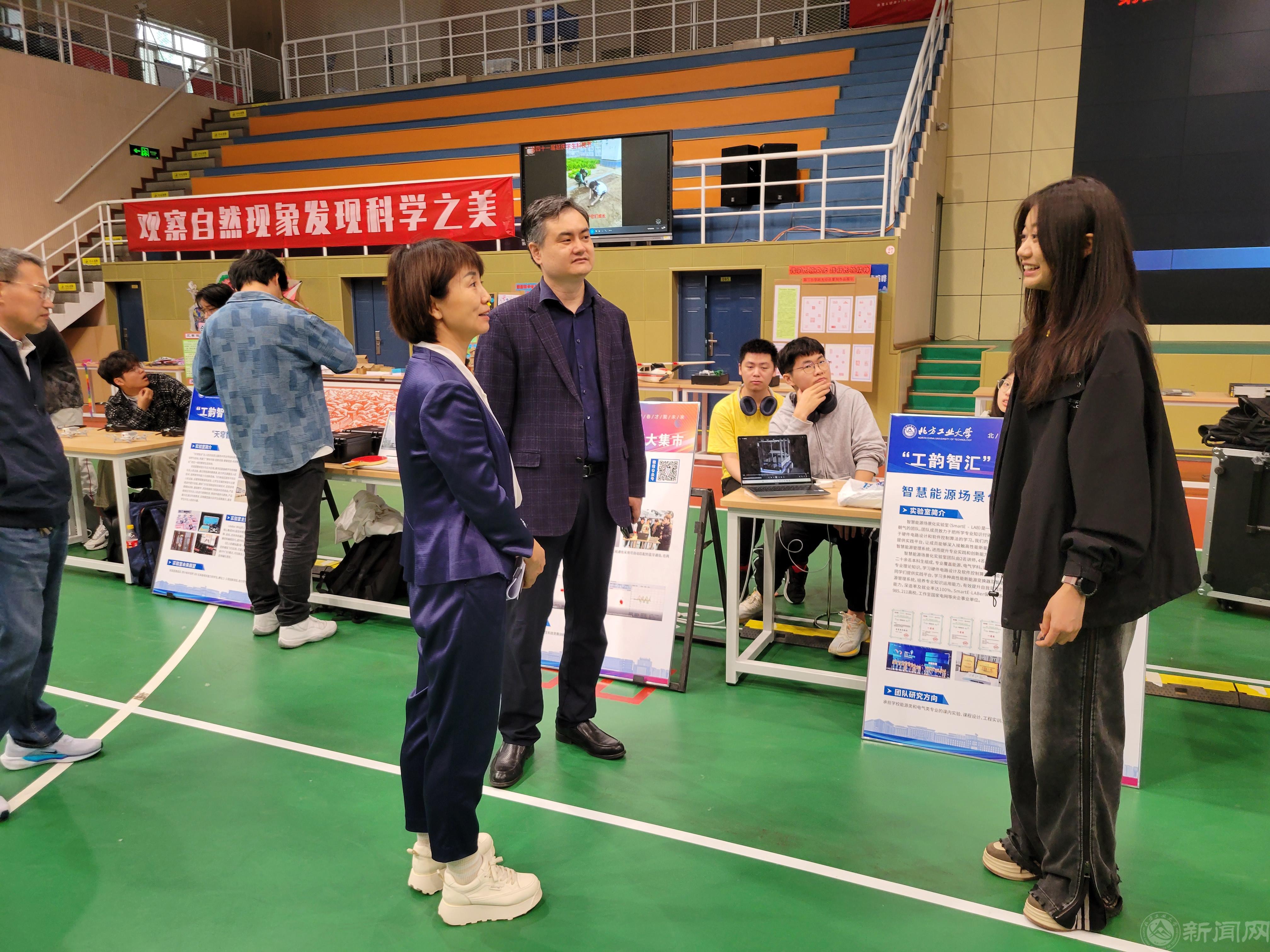 延庆区委教育工委书记张树清参观展览并勉励金沙官方网站科创团队学生.jpg 延庆区委教育工委书记张树清参观展览并勉励金沙官方网站科创团队学生.jpg